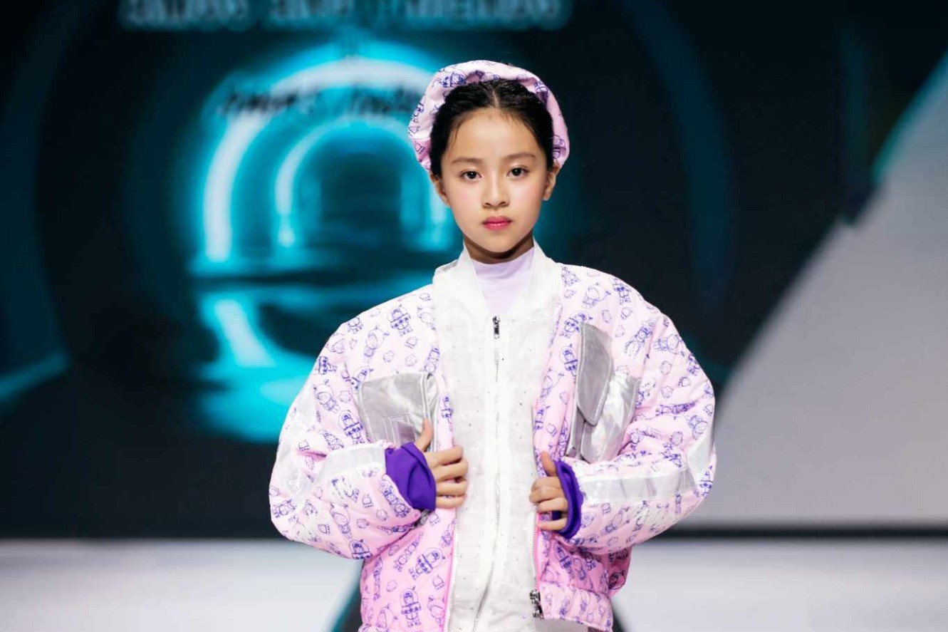 Vũ Lê Thư biến hóa như tắc kè hoa trên sàn diễn thời trang