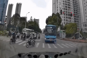 Tước giấy phép lái xe của tài xế xe buýt đi ngược chiều, cố tình chặn đầu ô tô