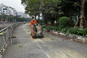 Gấp rút hoàn thiện làn đường dành riêng cho xe đạp ở Hà Nội