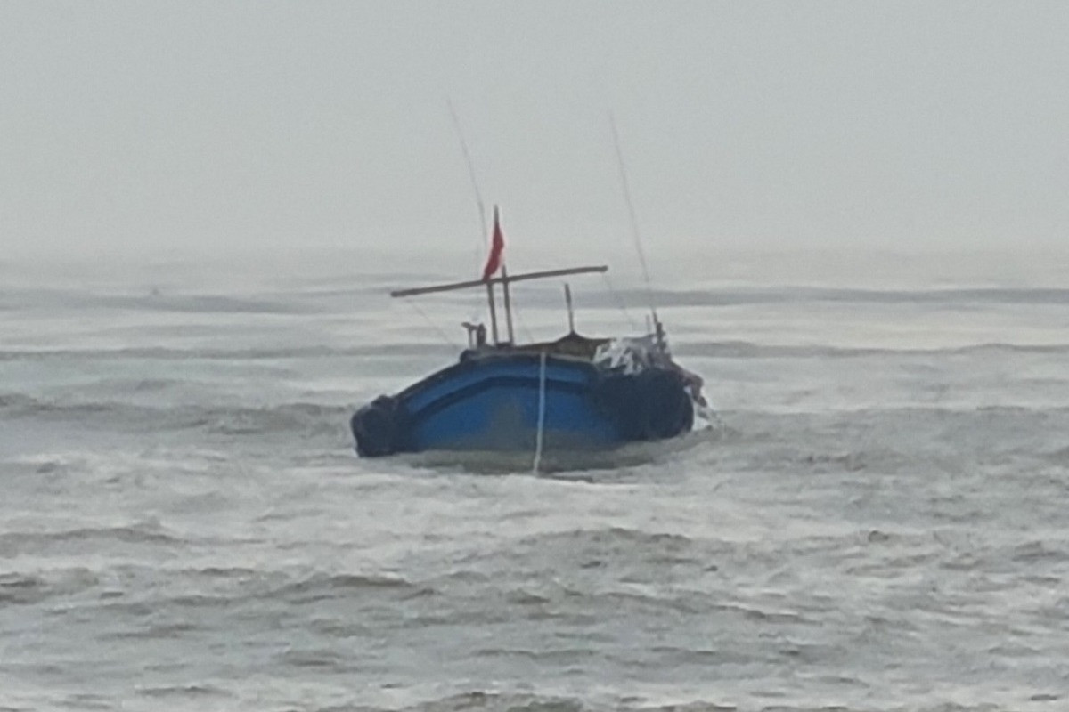 2 tàu cá ở Quảng Bình bị chìm trên biển, 3 người mất tích