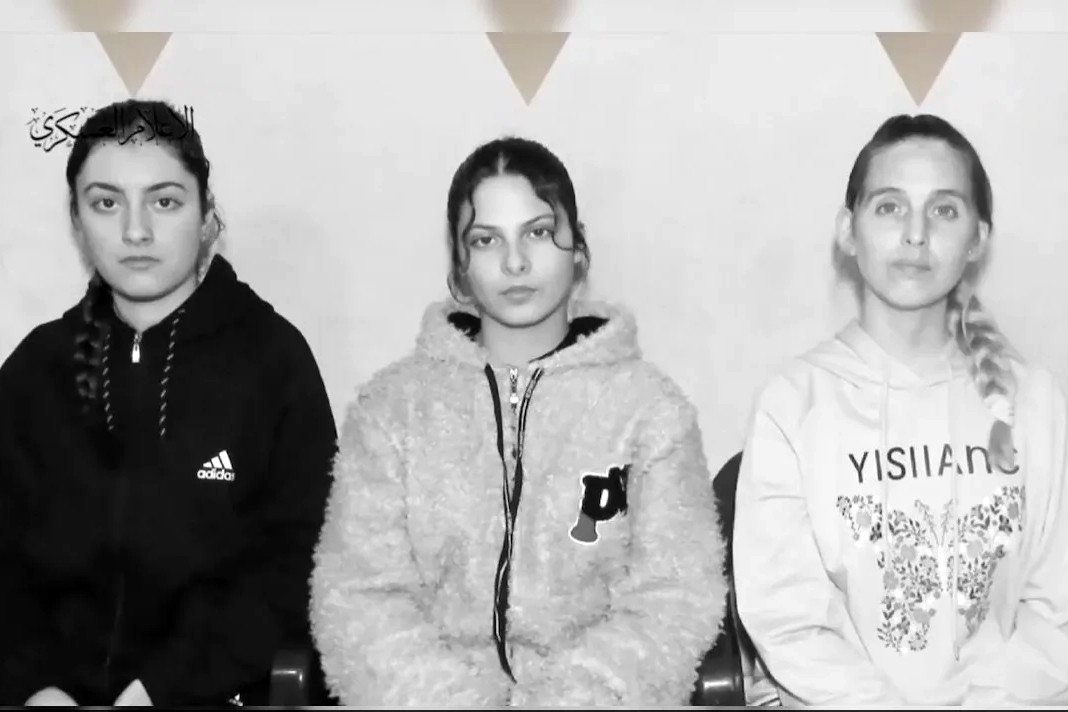 3 nu con tin israel.jpg