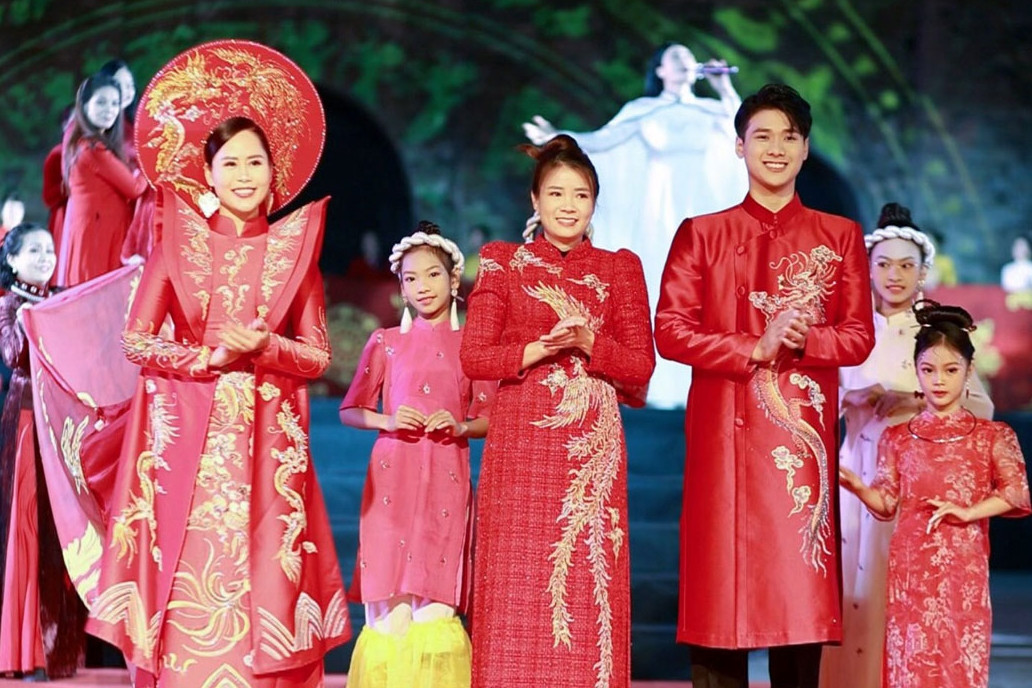 Áo dài rồng phượng tung bay tại Hoàng thành Thăng Long