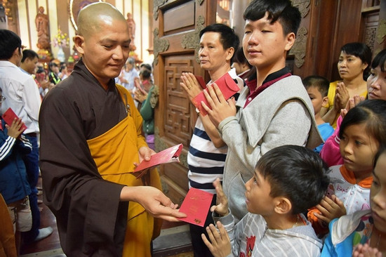 Đi chùa đầu năm, mỗi người nên giữ ba nghiệp