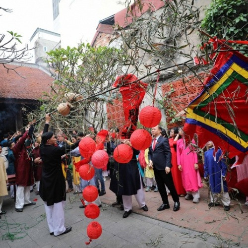 Hanoi's Old Quarter recreates traditional Tet customs