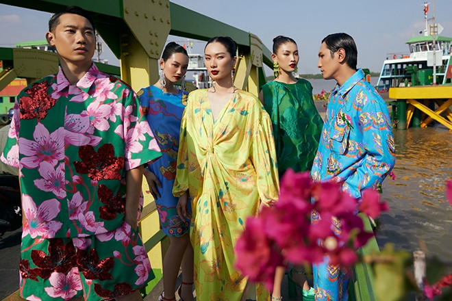 Họa tiết hoa mai, hoa đào và rồng trên váy áo rực rỡ