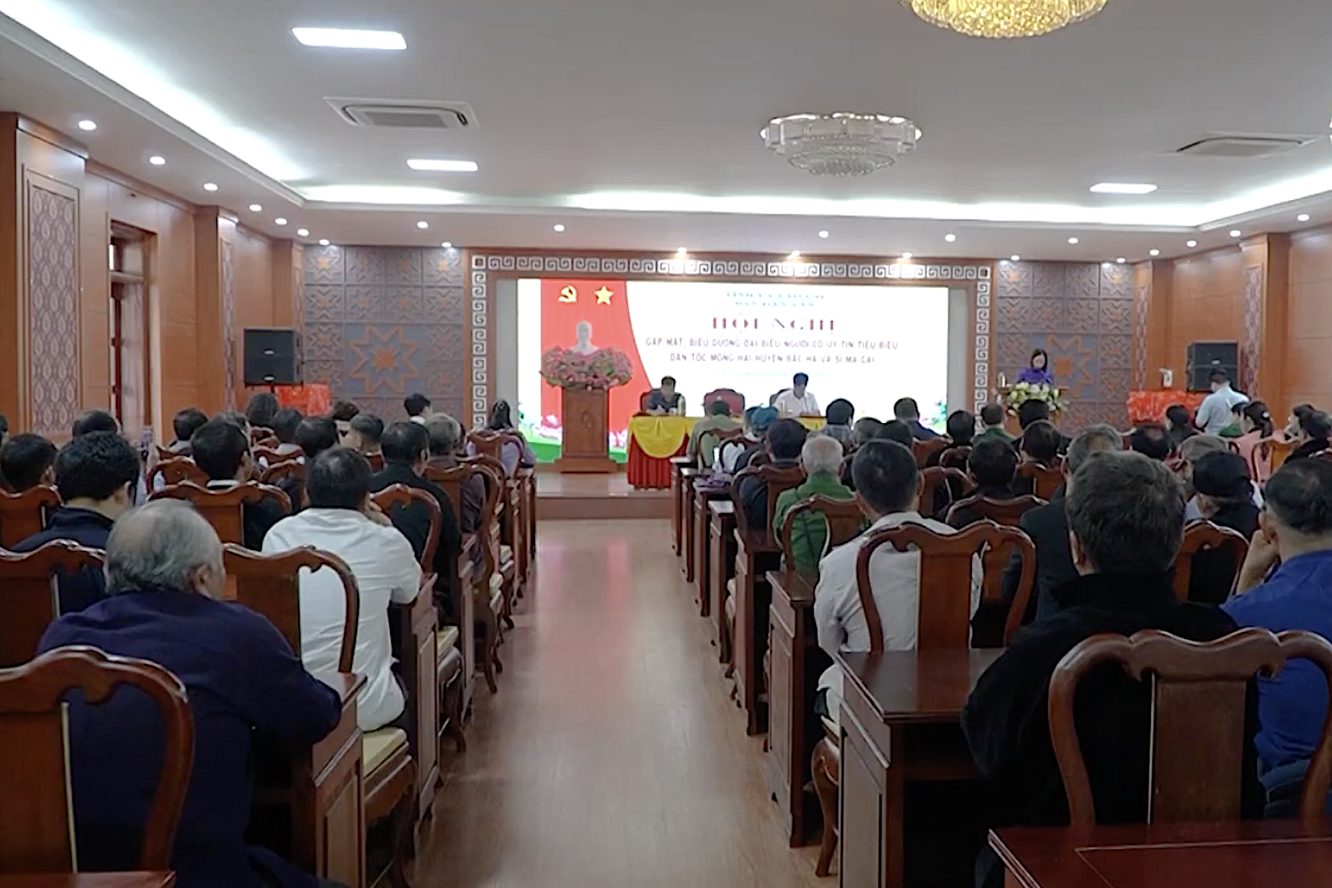 Lào Cai: Gặp mặt 100 đại biểu người có uy tín trong dân tộc Mông