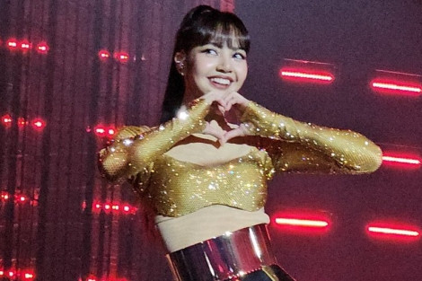 Lisa nhóm BlackPink diễn rực lửa, khoe vũ đạo nóng bỏng ở Pháp