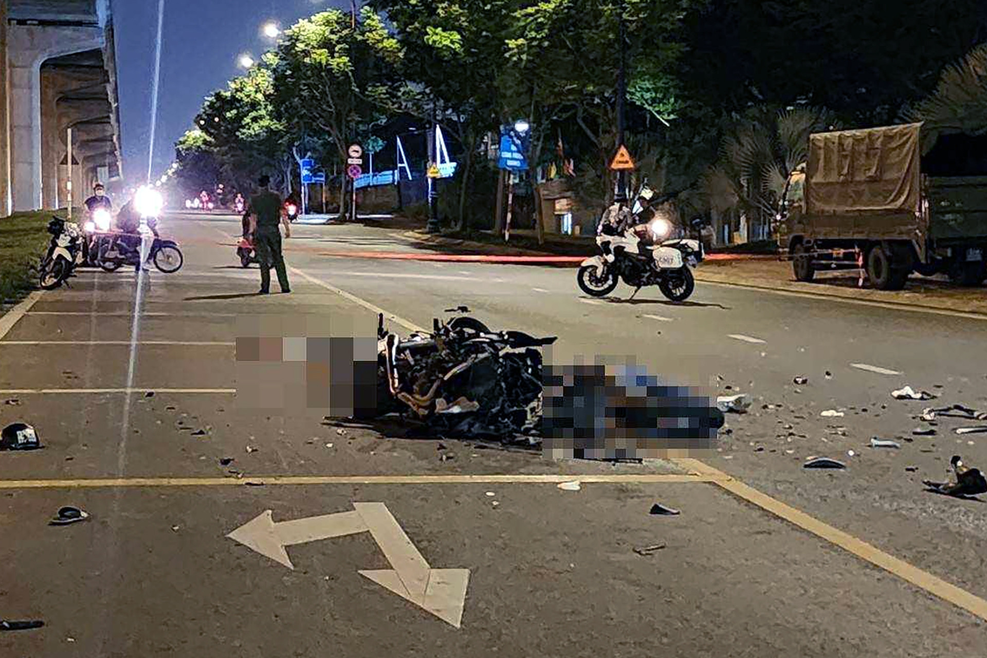 Mô tô đối đầu xe máy ở cửa ngõ TP.HCM, 2 người tử vong
