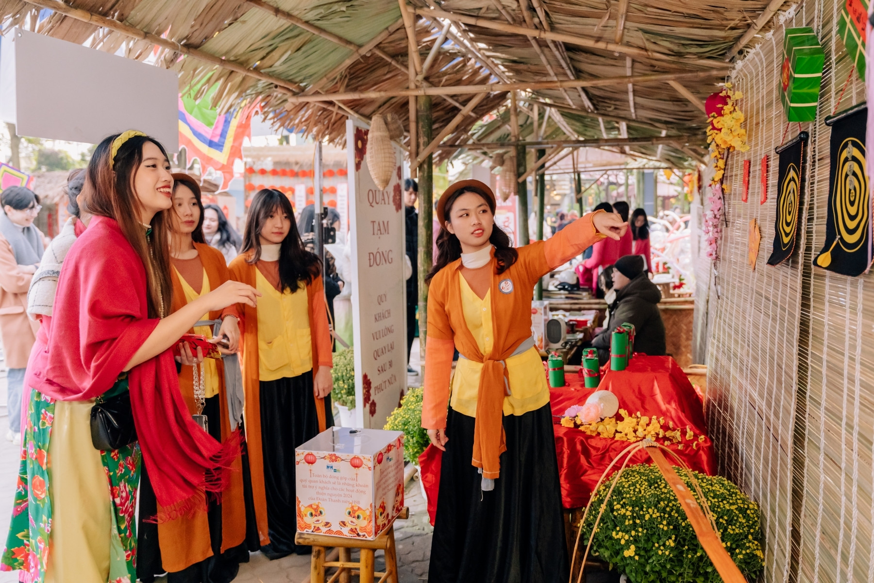 Sinh viên tham gia hội làng, đón Tết Nguyên đán sớm