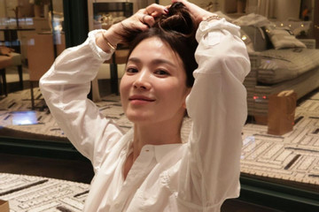 Song Hye Kyo mặt mộc, mặc kín như bưng nhưng vẫn toả sáng ở Pháp