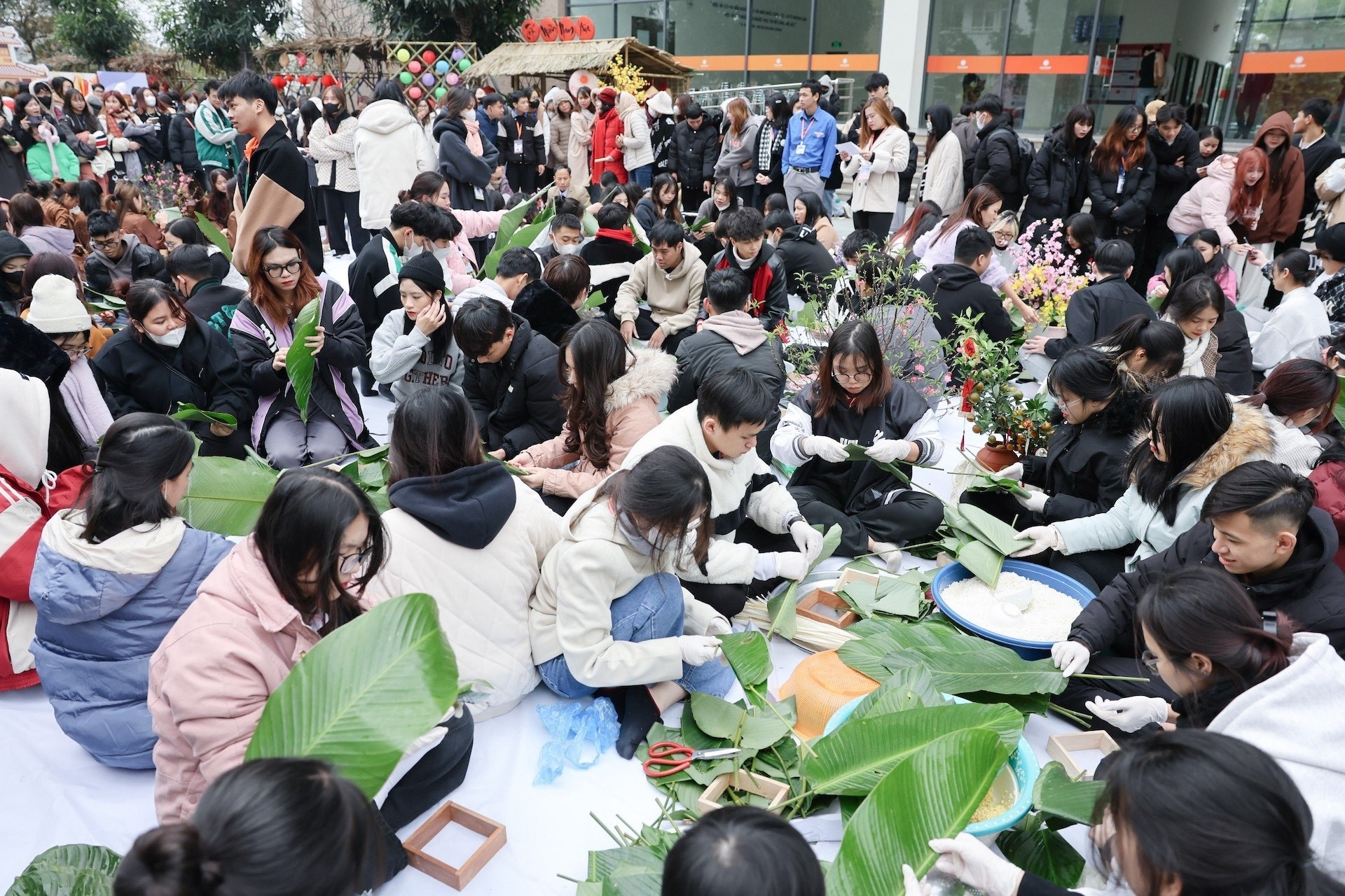 Thầy trò ĐH Đại Nam trải nghiệm Tết xưa, tôn vinh giá trị văn hoá truyền thống