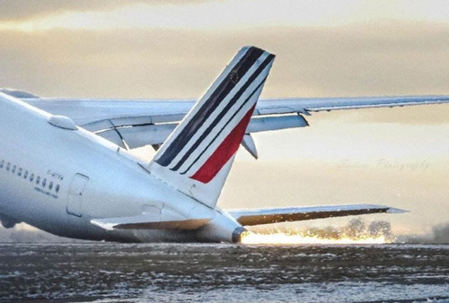 Máy bay Airbus A350 tiếp đất thất bại, mài đuôi xuống đường băng toé lửa