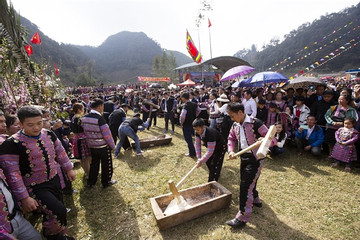 Mong people celebrate traditional New Year festival
