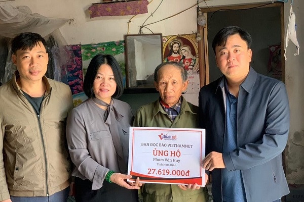 Trao hơn 54 triệu đồng đến 2 hoàn cảnh khó khăn