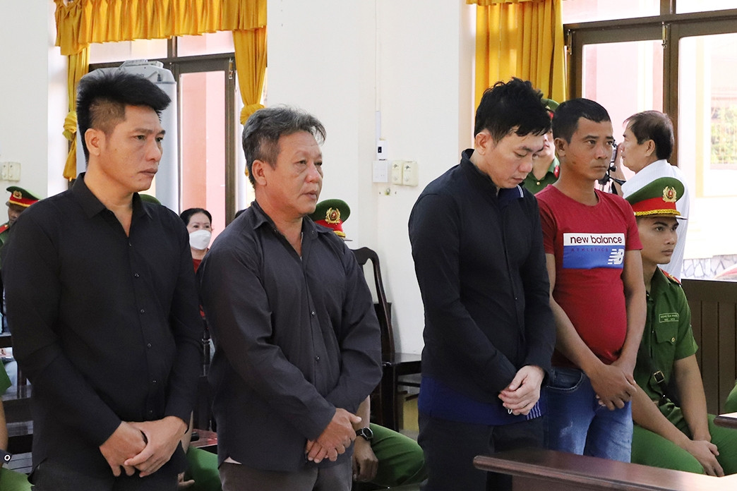 Đưa hàng chục người đi khai thác hải sản trái phép, 4 bị cáo lĩnh 23 năm tù