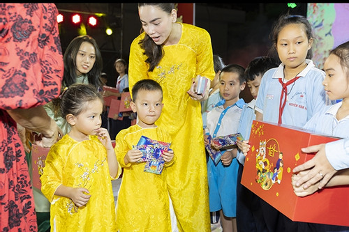 Hà Hồ cùng 2 con trao quà Tết cho trẻ em hoàn cảnh khó khăn