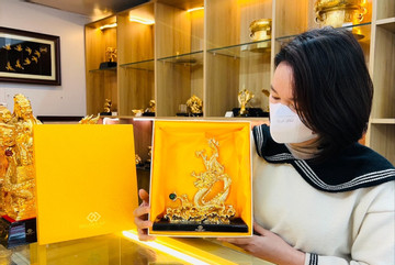 Kỳ công chế tác tượng rồng mạ vàng 24K