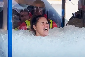 Lần đầu tiên trên thế giới có kỷ lục ngâm mình trong đá lạnh ở nữ giới