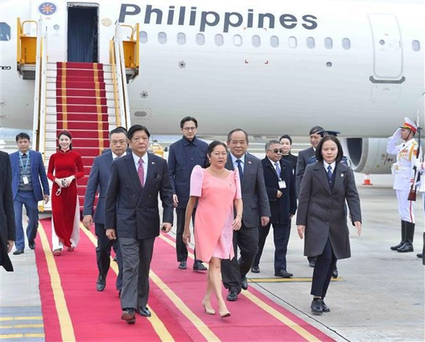 Philippine President arrives in Hanoi for state visit