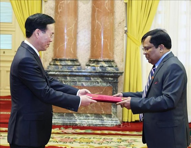 President hosts new, outgoing ambassadors hinh anh 3