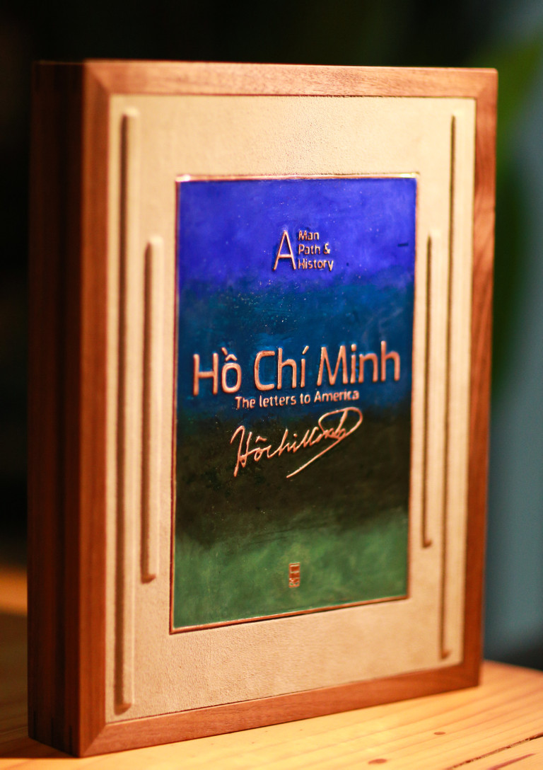 sach tang tong thong my 718.jpg