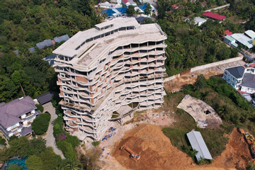 Tháo dỡ khách sạn 12 tầng xây dựng trái phép ở Phú Quốc