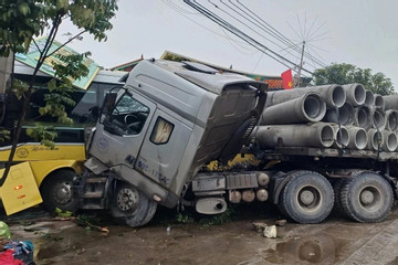 Va chạm với xe đầu kéo, ô tô khách lao vào 4 nhà dân ở Thanh Hóa