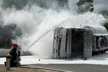 Xe bồn chở hơn 11.000 lít xăng bốc cháy ở Đắk Lắk