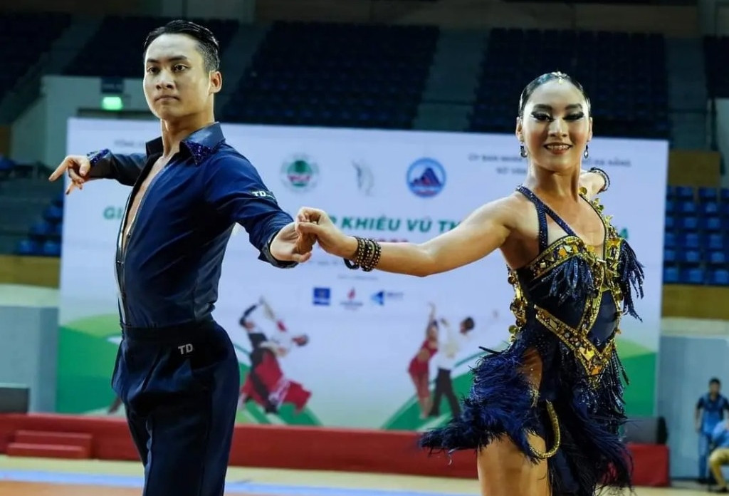 Anh em song sinh 17 tuổi cùng thành kiện tướng dancesport