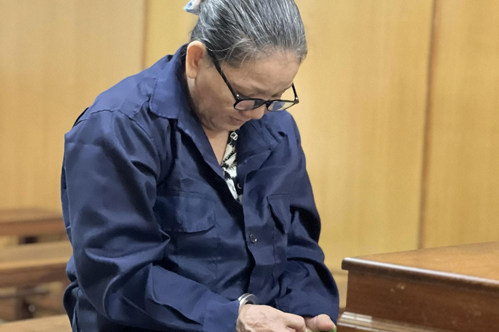 Bị bạo hành, người phụ nữ dùng dao đâm tới tấp chồng ‘hờ’ kém 18 tuổi