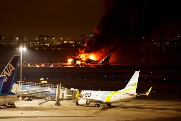 Cách gần 400 người sơ tán an toàn khỏi máy bay đang bốc cháy ngùn ngụt ở Nhật