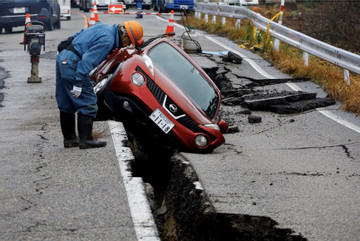 Hình ảnh mặt đất bị tách ra sau động đất ở Nhật Bản