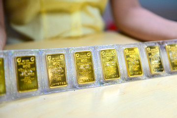 Giá vàng hôm nay 4/1/2024 rơi tự do, vàng SJC neo ở đỉnh 75 triệu đồng