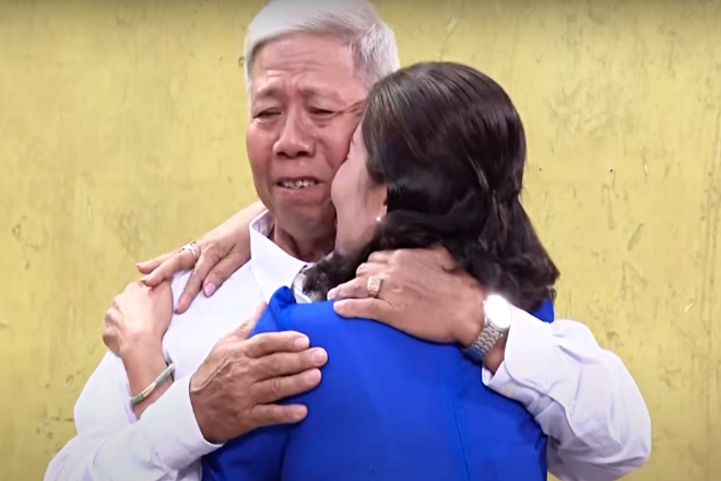 Giữa nắng chang chang, chồng lội bùn đẩy xuồng suốt 3km đưa vợ đi sinh