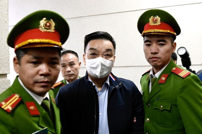 Hình ảnh 2 cựu Bộ trưởng và các bị cáo trong vụ Việt Á bị dẫn giải đến tòa