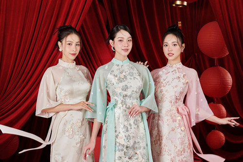 Hoa hậu Thanh Thủy khoe sắc với áo dài lấy cảm hứng từ tranh Đông Hồ