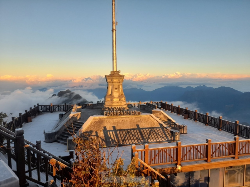 hoar frost covers fansipan peak as new cold spell hits northern region picture 5