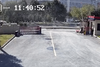 Phát hiện xe tải bốc cháy ngùn ngụt, tài xế nhanh trí lao thẳng vào trạm cứu hỏa