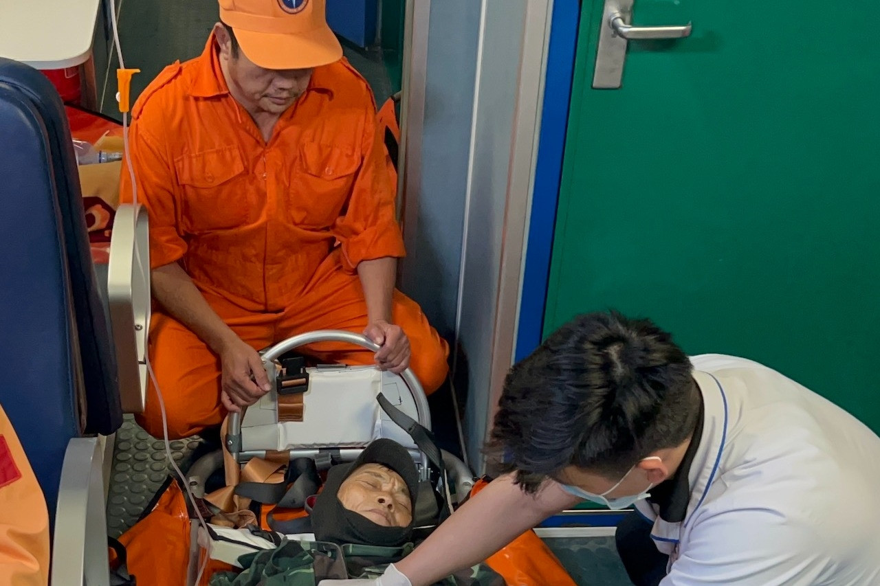 Tàu SAR tiếp đưa bệnh nhân nguy kịch về đất liền cấp cứu kịp thời