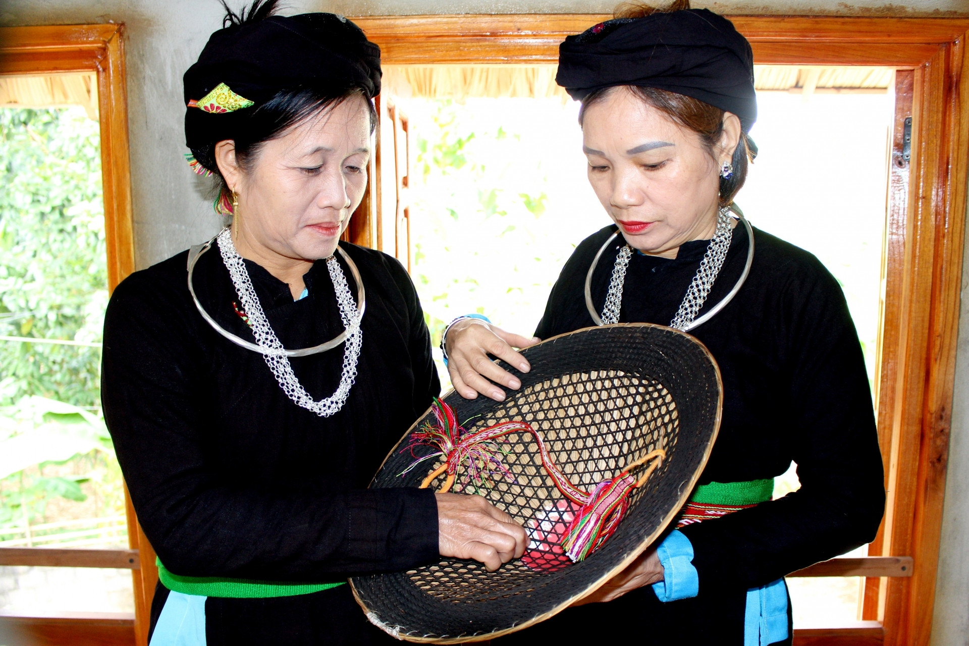 Thành lập hợp tác xã để bảo tồn nghề đan nón lá hai mê