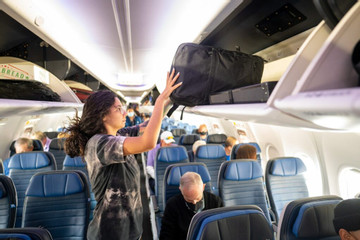 Vì sao phải để lại hành lý trên máy bay khi sơ tán trong trường hợp khẩn cấp