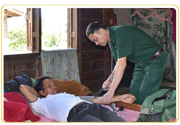 Vietnamese military doctor treats Laos’ disadvantaged patients