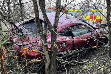 Vượt xe cảnh sát với tốc độ cao, siêu xe Ferrari Roma gặp tai nạn vỡ nát đầu