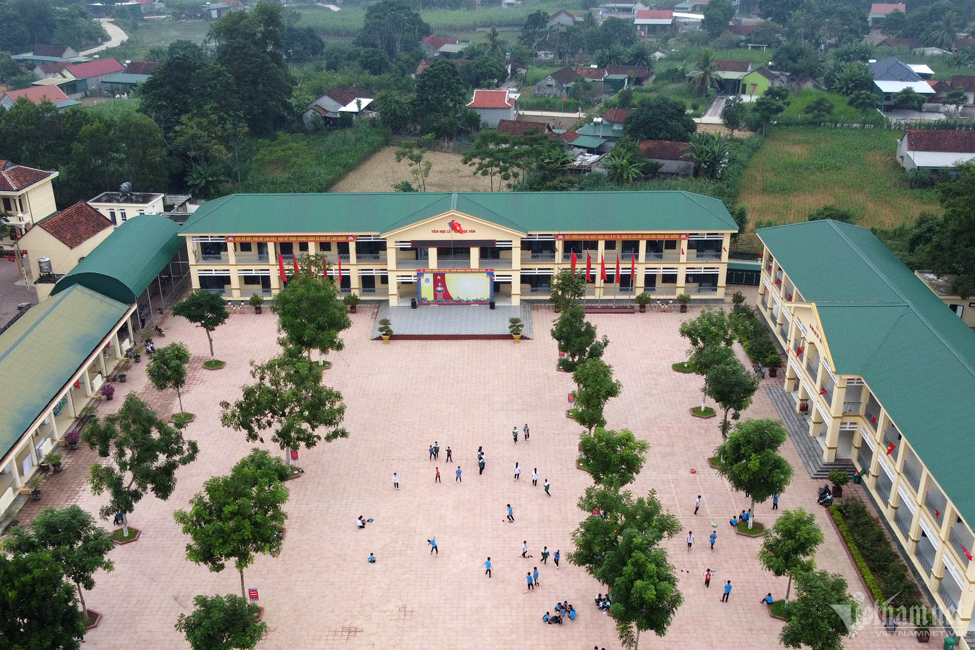 Trường TH và THCS Đồng Văn được xây dựng với đầy đủ các tiêu chỉ chuẩn nông thôn mới.