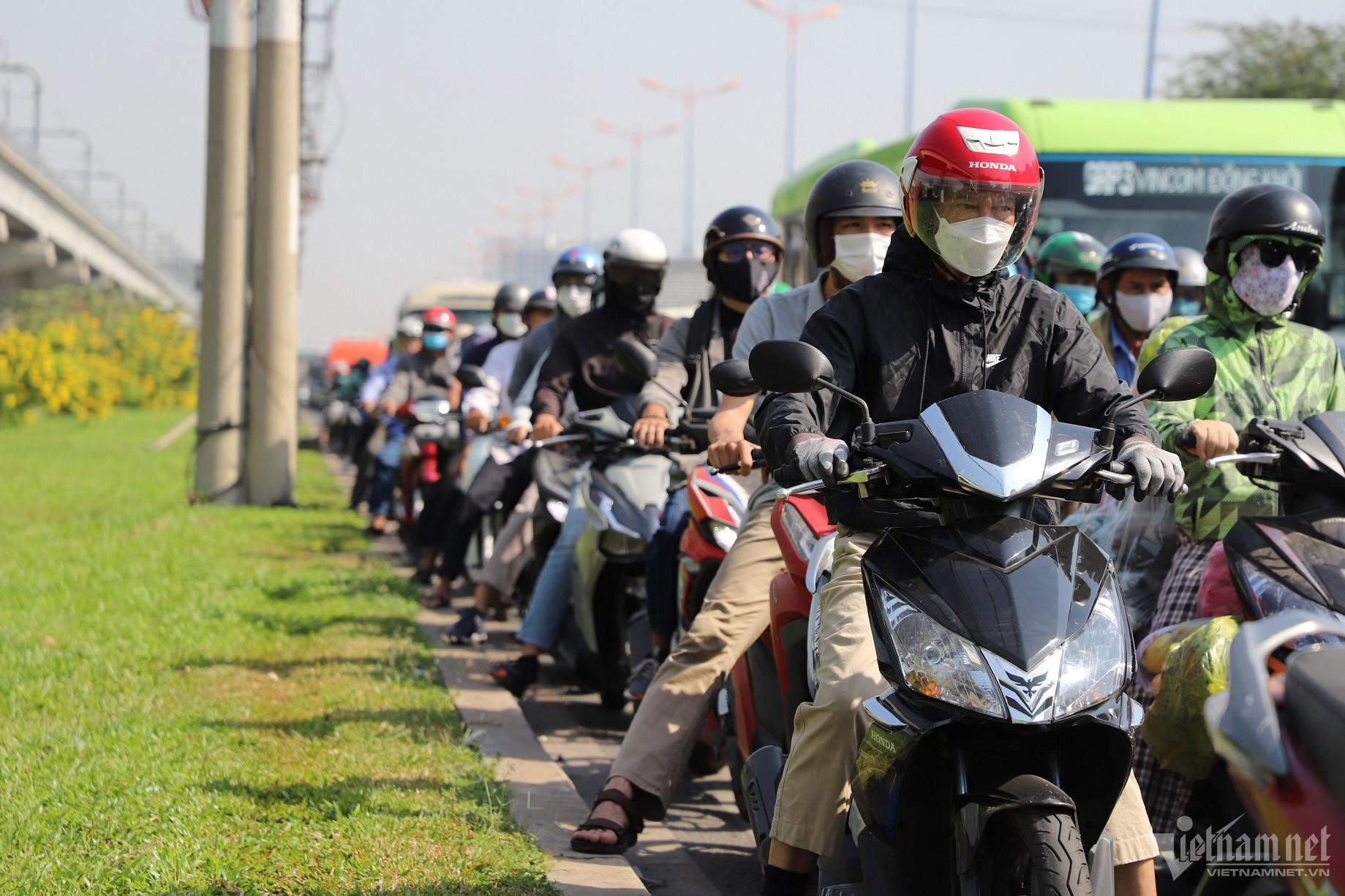 Cửa ngõ TP.HCM kẹt nghiêm trọng, nghìn xe nối dài 4km ngày cận Tết