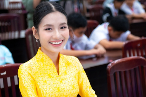 Hoa hậu Thanh Hà tặng quà Tết cho trẻ em mồ côi vì Covid-19