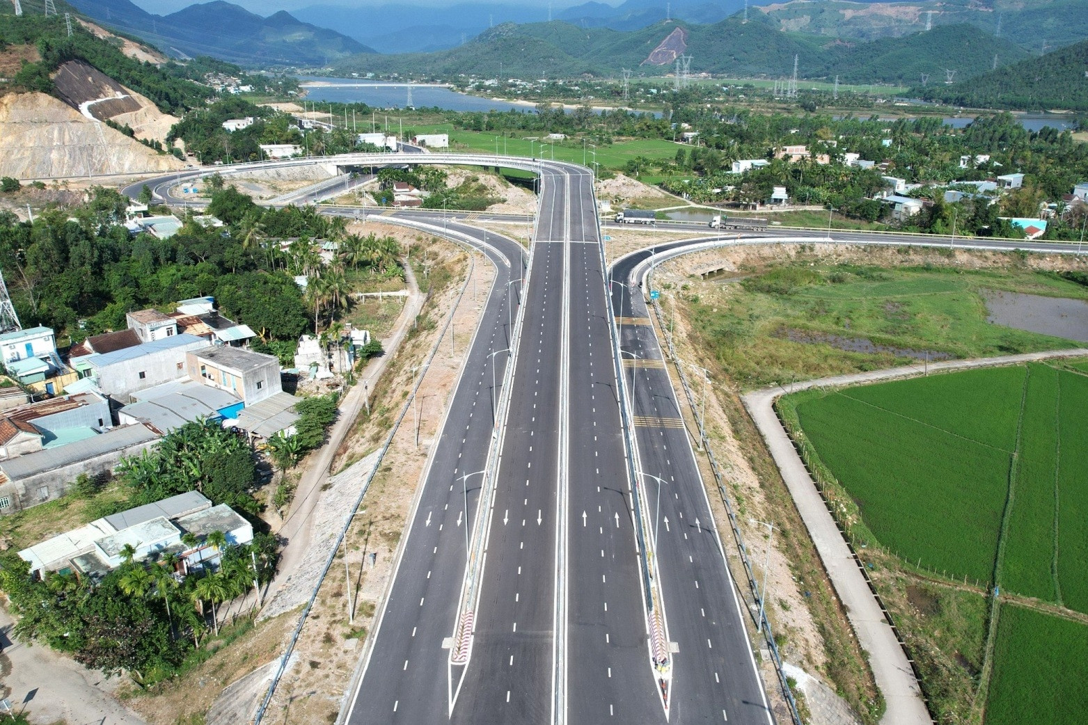 Ngắm các tuyến đường huyết mạch ở Đà Nẵng vừa khánh thành dịp cận Tết