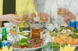 Bàn chân biến dạng, sùi u nham nhở vì thức uống triệu đàn ông dùng Thường xuyên dự tiệc tất niên, làm gì để tránh mắc bệnh gout?