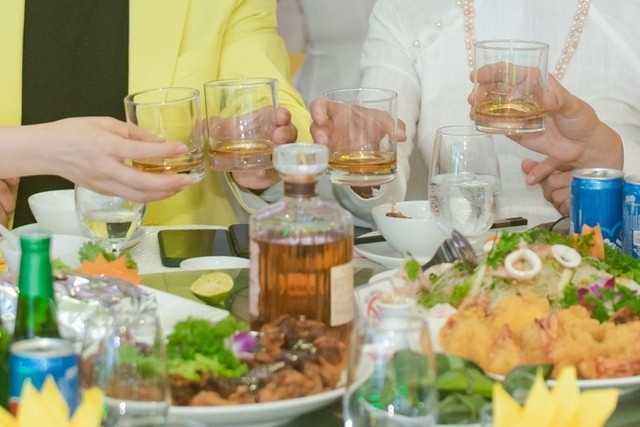 Thường xuyên dự tiệc tất niên, làm gì để tránh mắc bệnh gout?