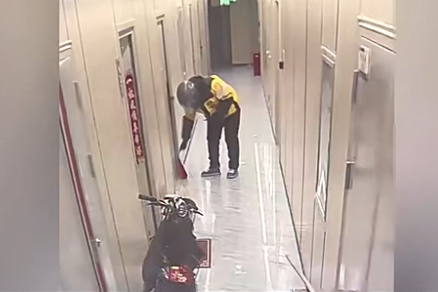 Tố shipper đi tiểu vào đồ ăn, cô gái ngỡ ngàng khi camera bóc trần thủ phạm - 1